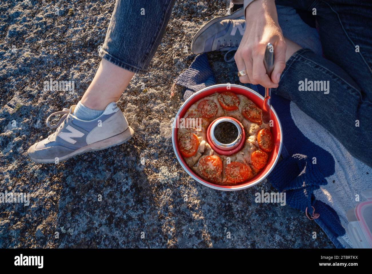Preparare il pane in una cucina all'aperto, Järnavik, Svezia Foto Stock