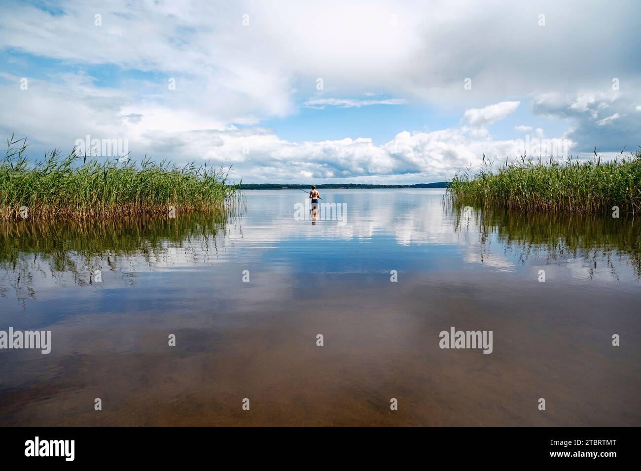 Angler in un lago liscio in Svezia Foto Stock