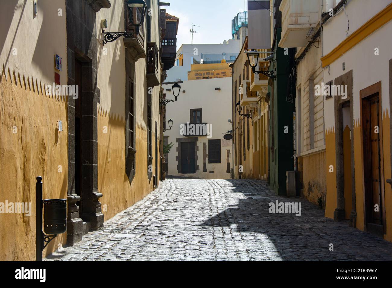 Strada stretta con vecchie case nel centro storico di Las Palmas, sull'isola Canaria di Gran Canaria, Spagna, Europa Foto Stock