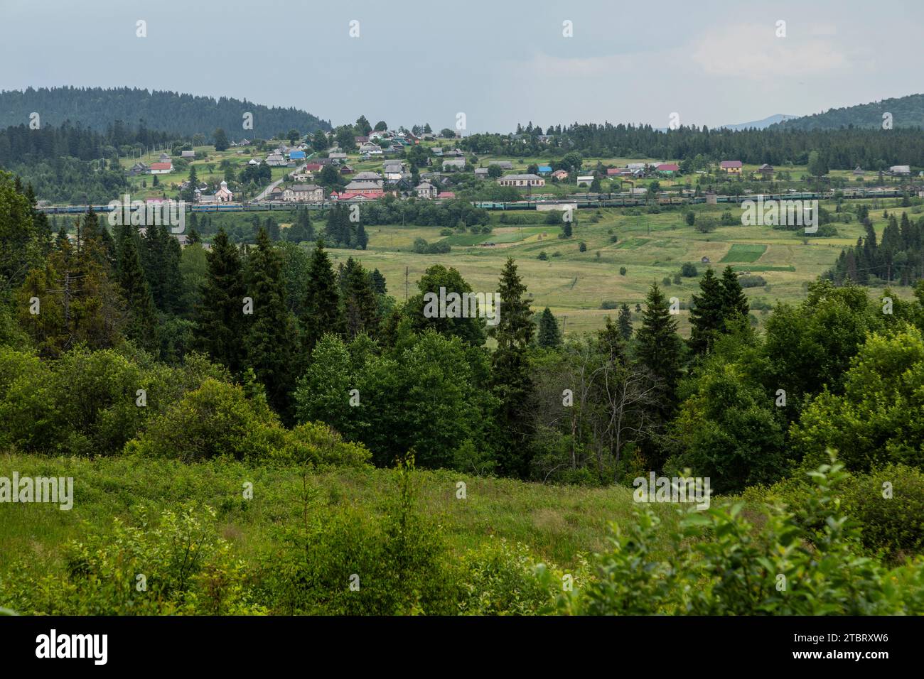 Europa, Polonia, voivodato di Podkarpackie, Bieszczady, fiume San, sentiero di montagna fino alla sorgente del fiume Foto Stock