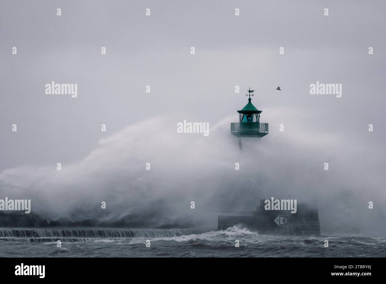 Ondata di tempesta al faro di Sassnitz, Rügen Foto Stock