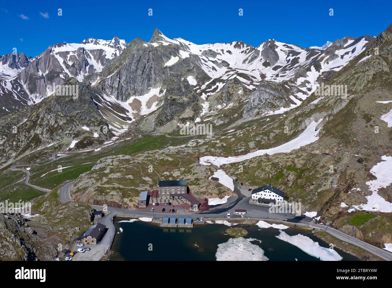 Le Alpi italiane con il torreggiante picco Pain de Sucre dietro il lago di montagna Lac du Grand-St-Bernard in Valle d'Aosta in primavera, Valle d'Aosta, Italia Foto Stock