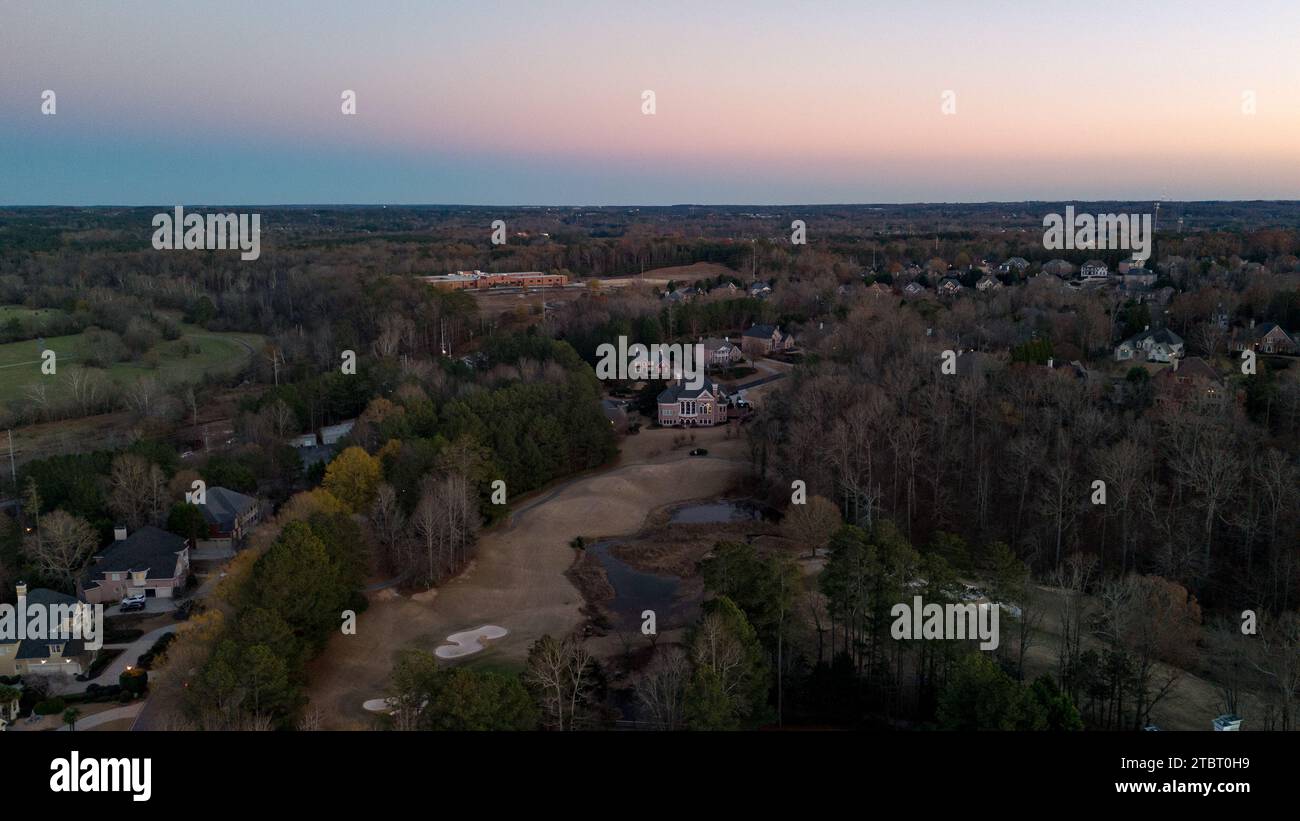 Vista panoramica aerea di un'esclusiva suddivisione nei sobborghi degli Stati Uniti scattata durante l'ora d'oro. Foto Stock
