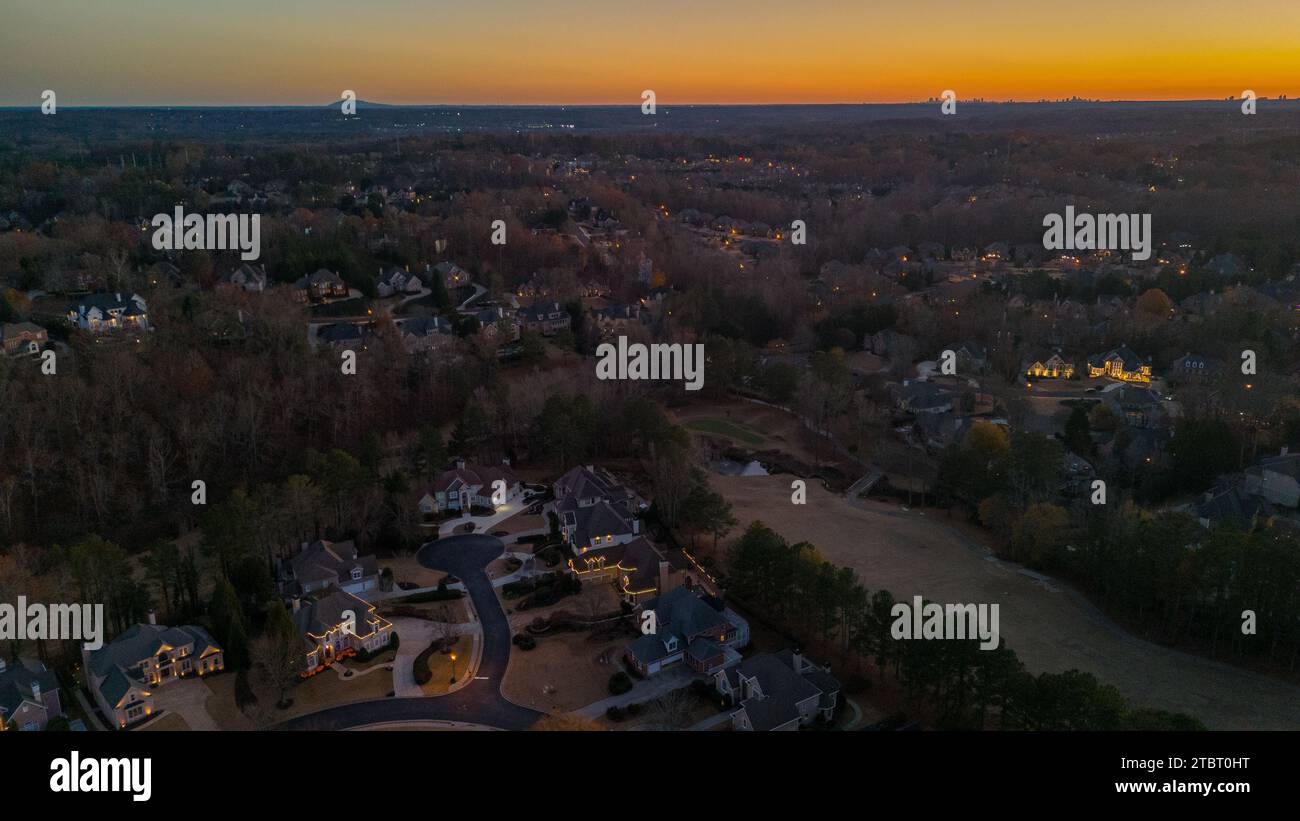 Vista panoramica aerea di un'esclusiva suddivisione nei sobborghi degli Stati Uniti scattata durante l'ora d'oro. Foto Stock