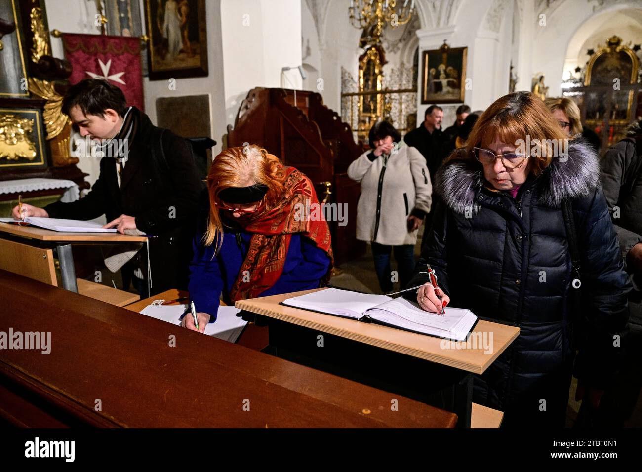 Praga, Repubblica Ceca. 8 dicembre 2023. La gente saluta l'ex capo della diplomazia ceca, il deputato e senatore Karel Schwarzenberg nella Chiesa dei Cavalieri di Malta nella Chiesa di nostra Signora sotto la catena, Praga, Repubblica Ceca, l'8 dicembre 2023. Karel Schwarzenberg morì il 12 novembre all'età di 85 anni. Il suo funerale si terrà a St. Cattedrale di Vito a Praga a mezzogiorno di sabato 9 dicembre 2023. Crediti: Roman Vondrous/CTK Photo/Alamy Live News Foto Stock