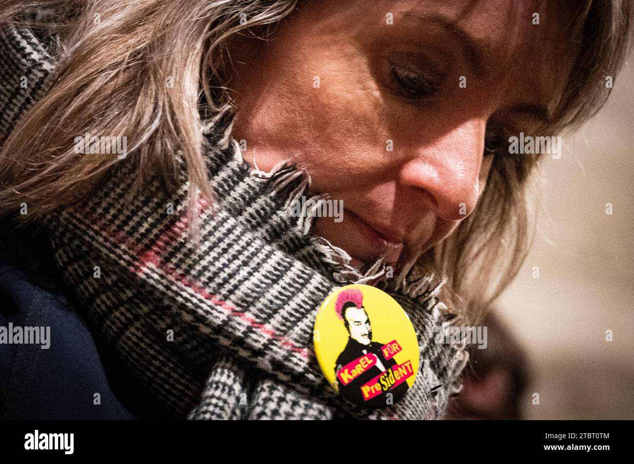 Praga, Repubblica Ceca. 8 dicembre 2023. La gente saluta l'ex capo della diplomazia ceca, il deputato e senatore Karel Schwarzenberg nella Chiesa dei Cavalieri di Malta nella Chiesa di nostra Signora sotto la catena, Praga, Repubblica Ceca, l'8 dicembre 2023. Karel Schwarzenberg morì il 12 novembre all'età di 85 anni. Il suo funerale si terrà a St. Cattedrale di Vito a Praga a mezzogiorno di sabato 9 dicembre 2023. Crediti: Roman Vondrous/CTK Photo/Alamy Live News Foto Stock