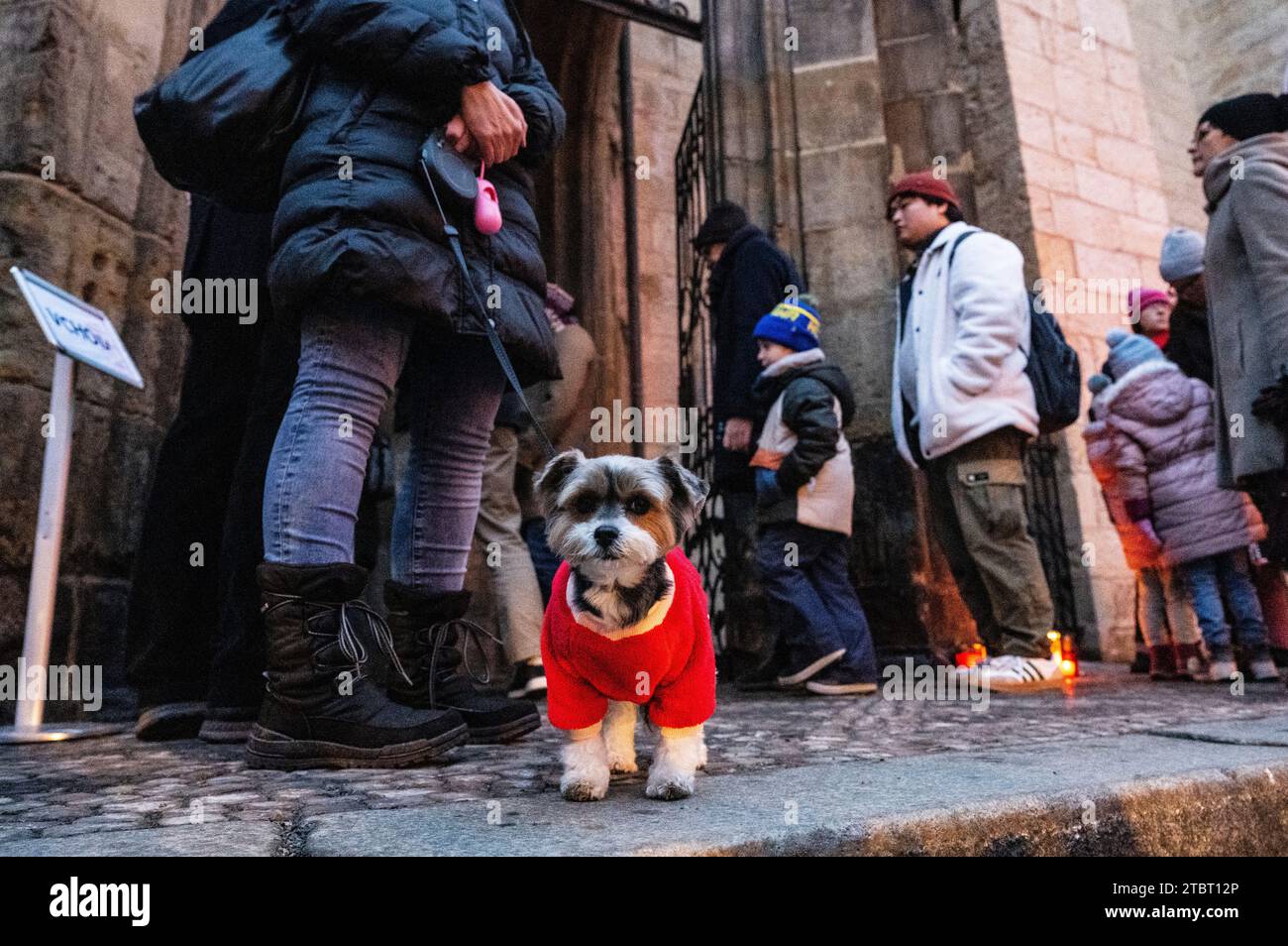 Praga, Repubblica Ceca. 8 dicembre 2023. La gente saluta l'ex capo della diplomazia ceca, il deputato e senatore Karel Schwarzenberg nella Chiesa dei Cavalieri di Malta nella Chiesa di nostra Signora sotto la catena, Praga, Repubblica Ceca, l'8 dicembre 2023. Karel Schwarzenberg morì il 12 novembre all'età di 85 anni. Il suo funerale si terrà a St. Cattedrale di Vito a Praga a mezzogiorno di sabato 9 dicembre 2023. Crediti: Roman Vondrous/CTK Photo/Alamy Live News Foto Stock