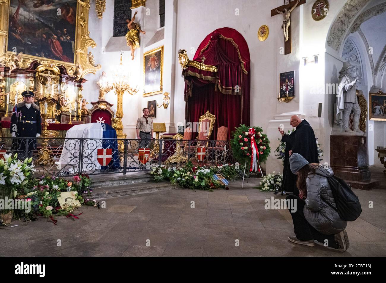 Praga, Repubblica Ceca. 8 dicembre 2023. La gente saluta l'ex capo della diplomazia ceca, il deputato e senatore Karel Schwarzenberg nella Chiesa dei Cavalieri di Malta nella Chiesa di nostra Signora sotto la catena, Praga, Repubblica Ceca, l'8 dicembre 2023. Karel Schwarzenberg morì il 12 novembre all'età di 85 anni. Il suo funerale si terrà a St. Cattedrale di Vito a Praga a mezzogiorno di sabato 9 dicembre 2023. Crediti: Roman Vondrous/CTK Photo/Alamy Live News Foto Stock