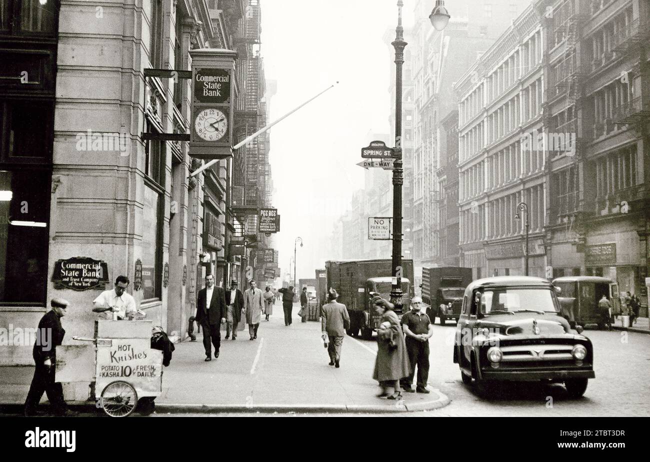 Street scene, Broadway e Spring Street Looking South, Soho, New York City, New York, USA, Angelo Rizzuto, Anthony Angel Collection, novembre 1953 Foto Stock