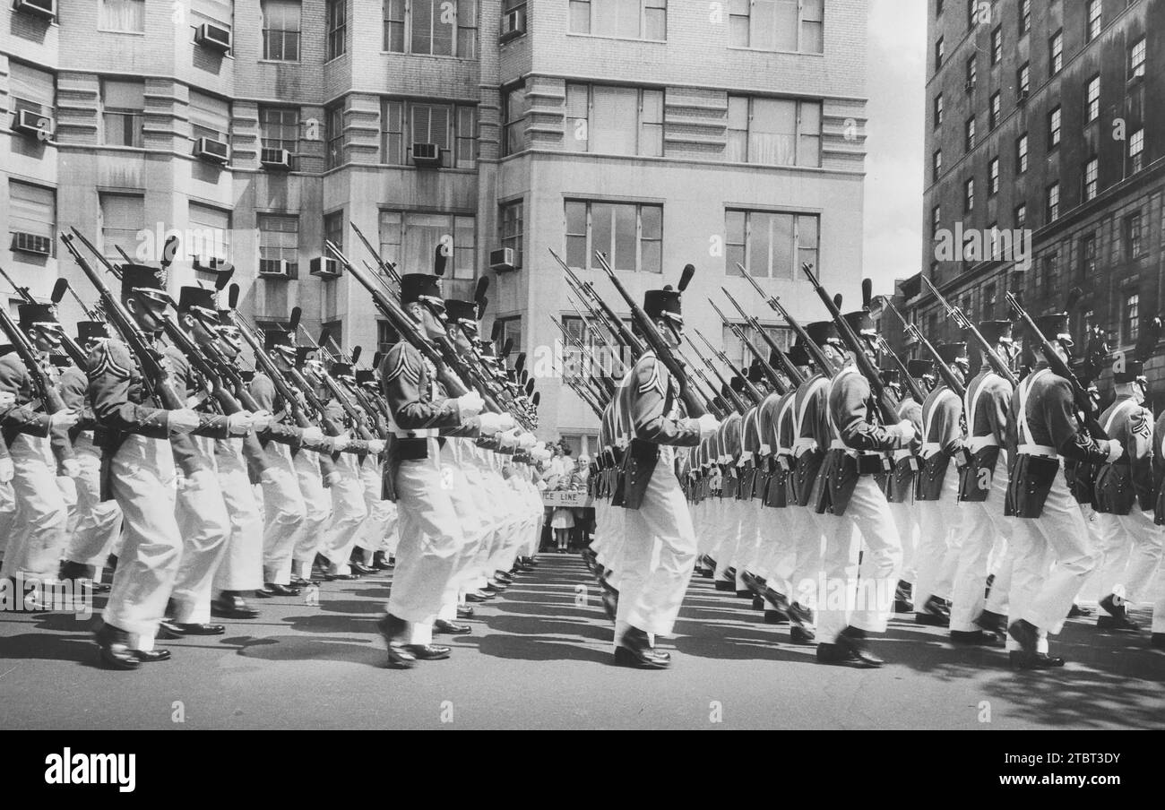 Soldati in uniforme in marcia in parata, New York City, New York, USA, Angelo Rizzuto, Anthony Angel Collection, maggio 1959 Foto Stock