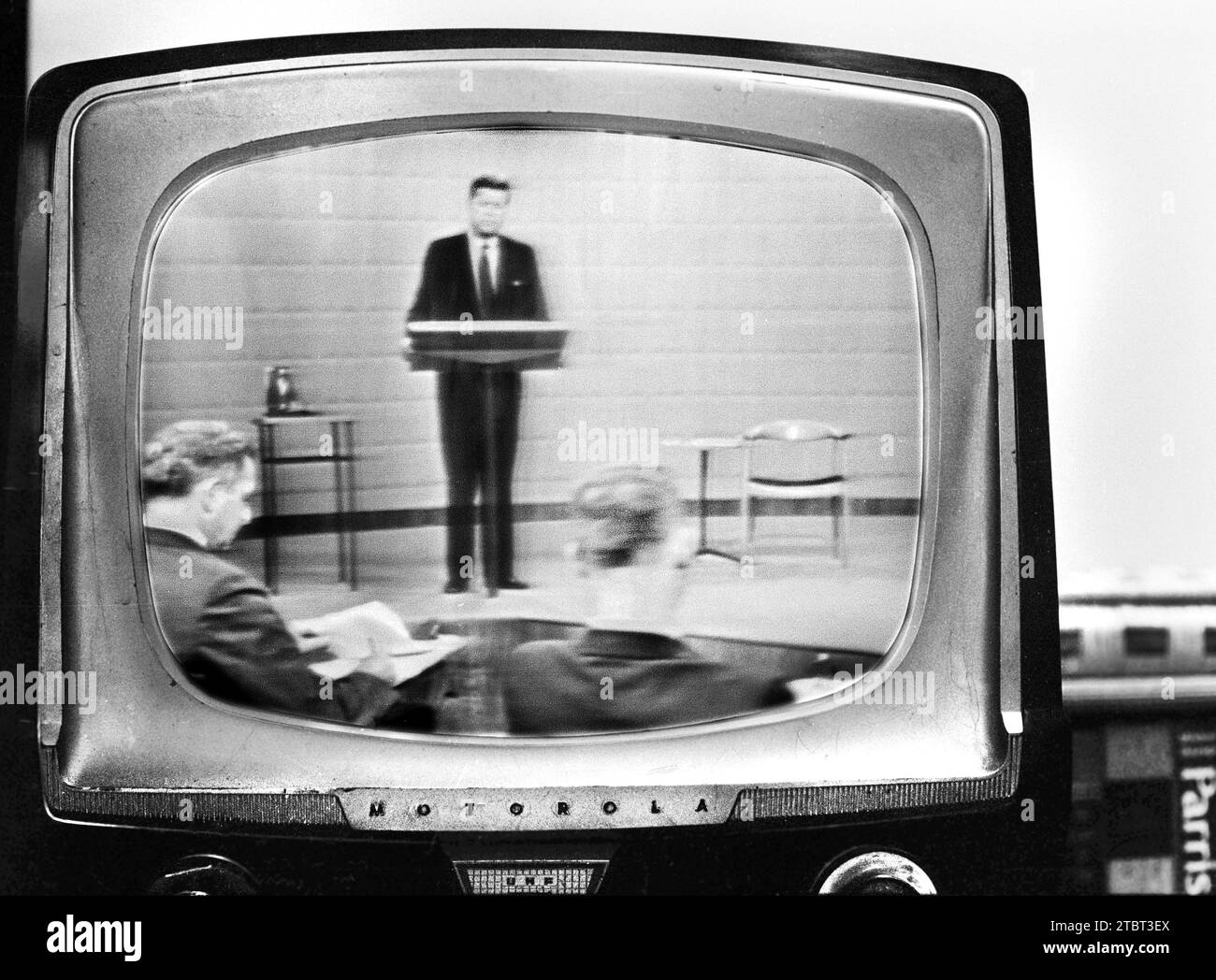 Il senatore del Massachusetts John Kennedy in televisione durante il primo dibattito presidenziale contro il vicepresidente statunitense Richard Nixon, Chicago, Illinois, USA, Thomas J. o'Halloran, U.S. News & World Report Magazine Photography Collection, 26 settembre 1960 Foto Stock
