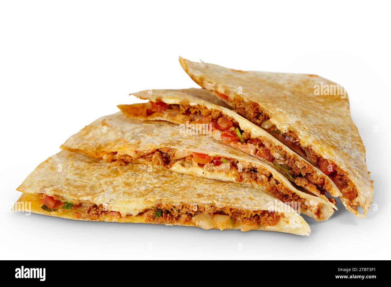 Quesadilla grigliata con ripieno di formaggio e carne su bianco primo piano Foto Stock