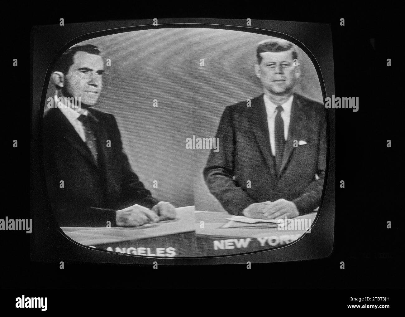 Il vicepresidente degli Stati Uniti Richard Nixon (Los Angeles, California, USA) e il senatore del Massachusetts John Kennedy (New Yor City, New York, USA) in televisione a schermo diviso durante il loro terzo dibattito presidenziale, Thomas J. o'Halloran, U.S. News & World Report Magazine Photography Collection, 13 ottobre 1960 Foto Stock