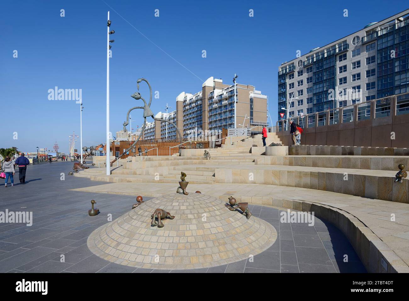 Scultura Herring Esser dell'artista Tom Otterness, Scheveningen, l'Aia, costa olandese del Mare del Nord, Olanda meridionale, Paesi Bassi Foto Stock