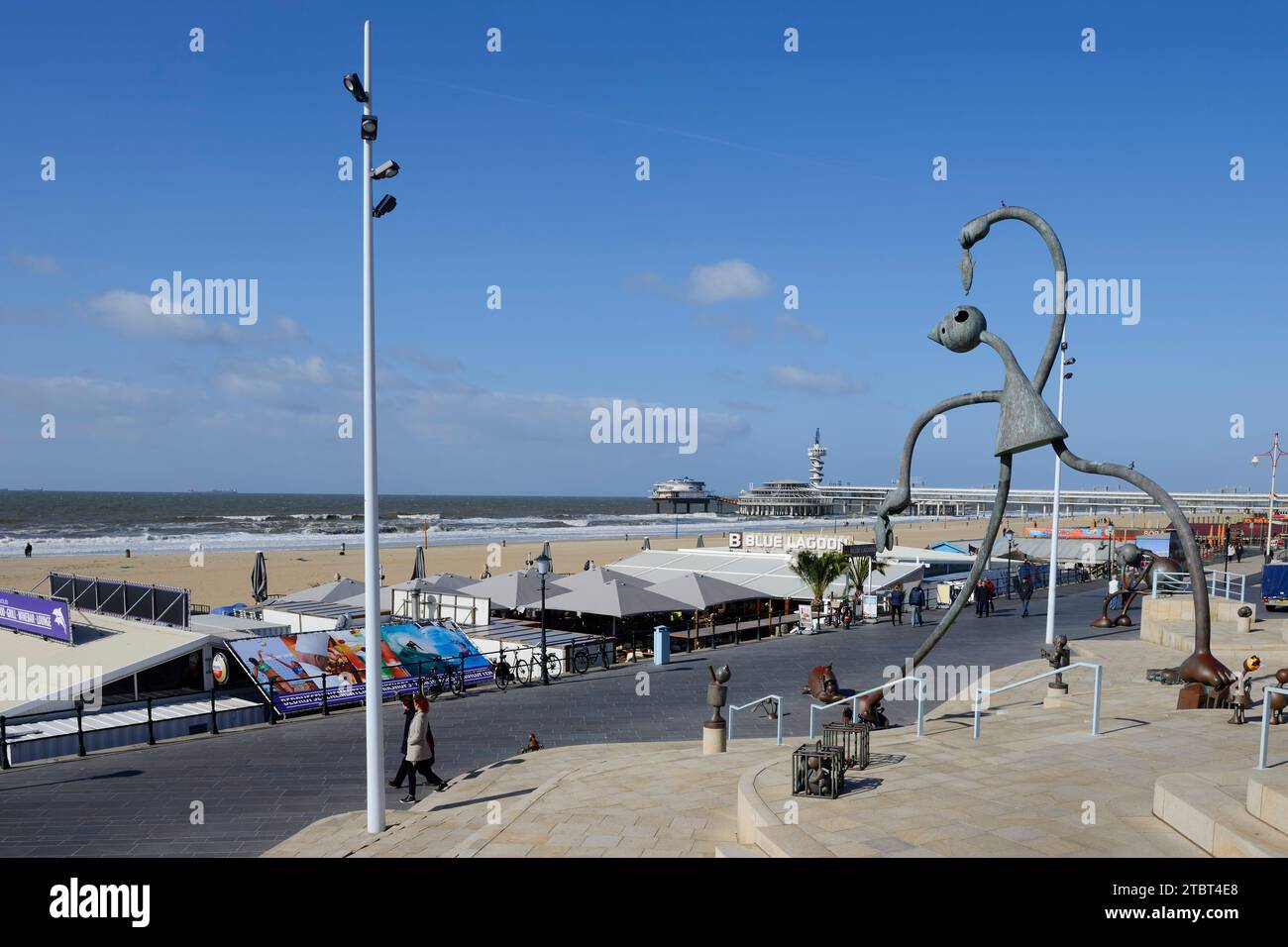 Scultura Herring Esser dell'artista Tom Otterness, Scheveningen, l'Aia, costa olandese del Mare del Nord, Olanda meridionale, Paesi Bassi Foto Stock
