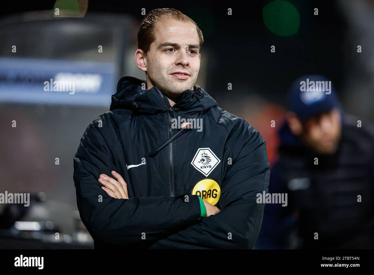 Helmond, Paesi Bassi. 8 dicembre 2023. HELMOND, PAESI BASSI - 8 DICEMBRE: Il quarto ufficiale Gerbert Stegeman guarda in alto durante il Keuken Kampioen Divisie match tra Helmond Sport e MVV al GS Staalwerken Stadion l'8 dicembre 2023 a Helmond, Paesi Bassi. (Foto di Broer van den Boom/Orange Pictures) credito: Orange Pics BV/Alamy Live News Foto Stock