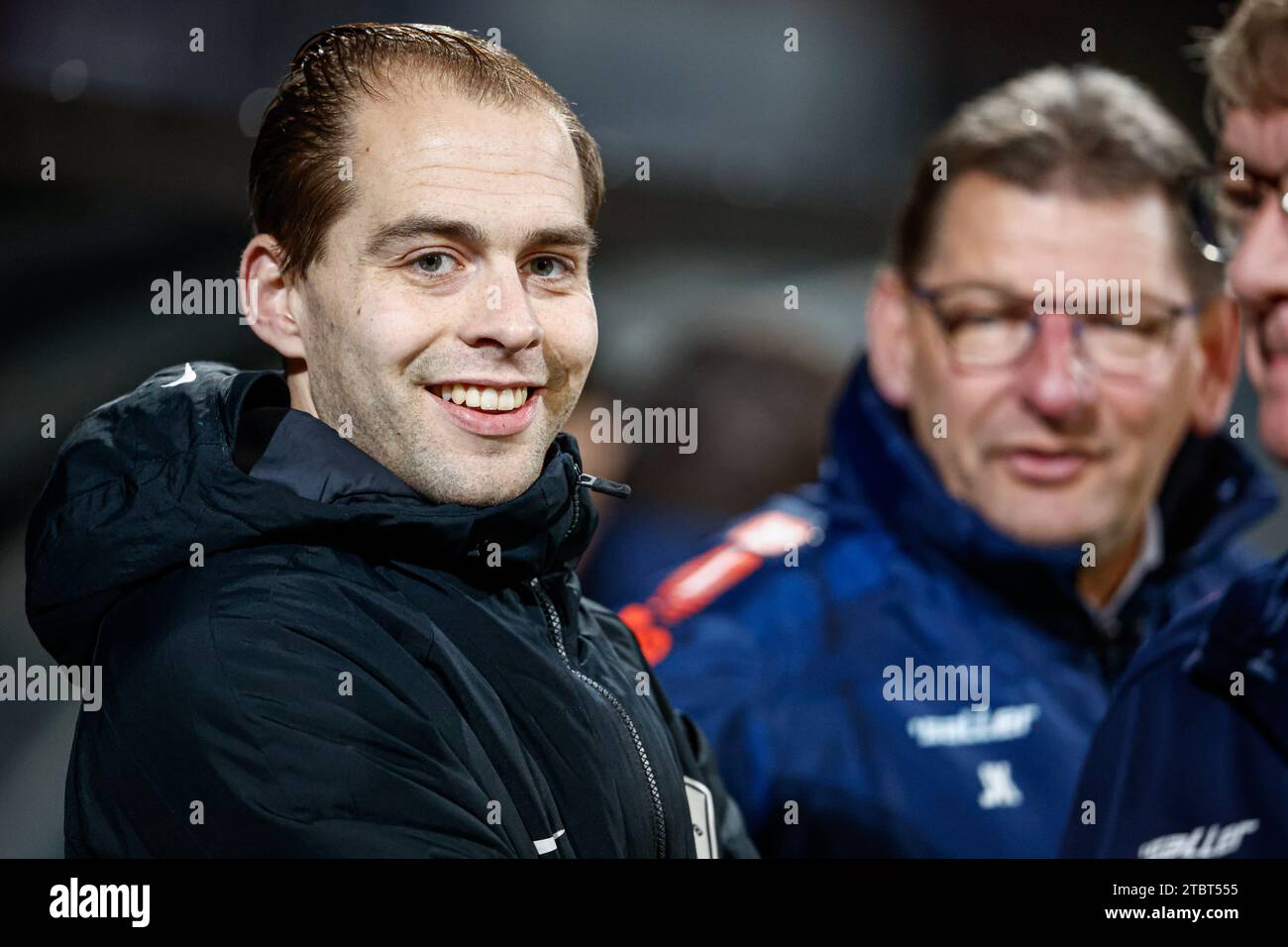 Helmond, Paesi Bassi. 8 dicembre 2023. HELMOND, PAESI BASSI - 8 DICEMBRE: Il quarto ufficiale Gerbert Stegeman guarda in alto durante il Keuken Kampioen Divisie match tra Helmond Sport e MVV al GS Staalwerken Stadion l'8 dicembre 2023 a Helmond, Paesi Bassi. (Foto di Broer van den Boom/Orange Pictures) credito: Orange Pics BV/Alamy Live News Foto Stock