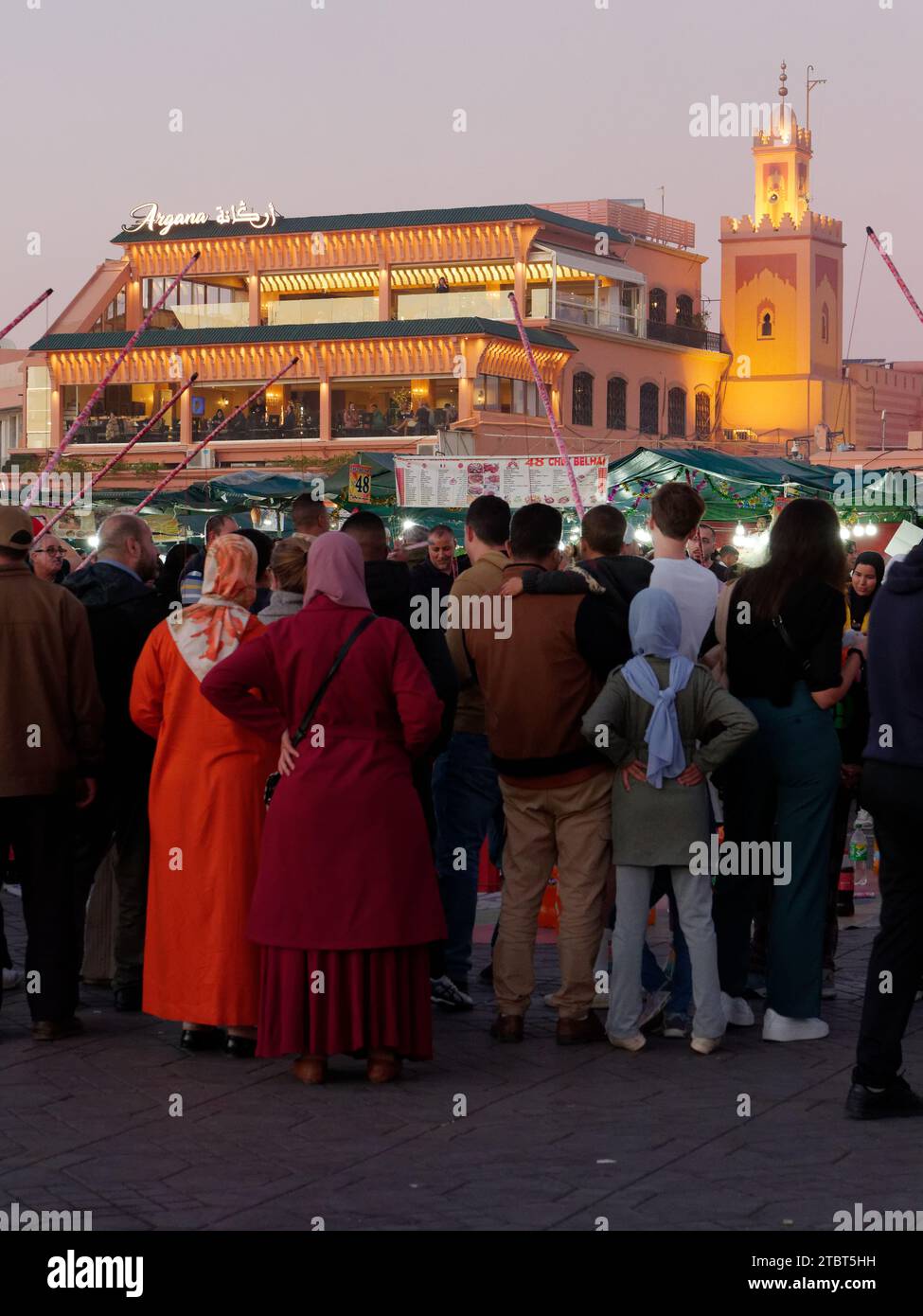 Mercato di Jemaa el-Fnaa di notte pieno di folle con ristorante color oro nella città di Marrakech, alias Marrakech, Marocco, 8 dicembre 2023 Foto Stock