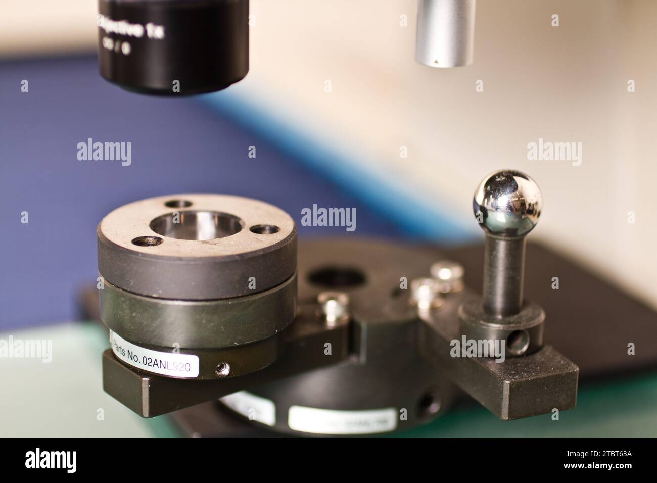 Primo piano del microscopio e del portacampioni in un laboratorio scientifico Foto Stock