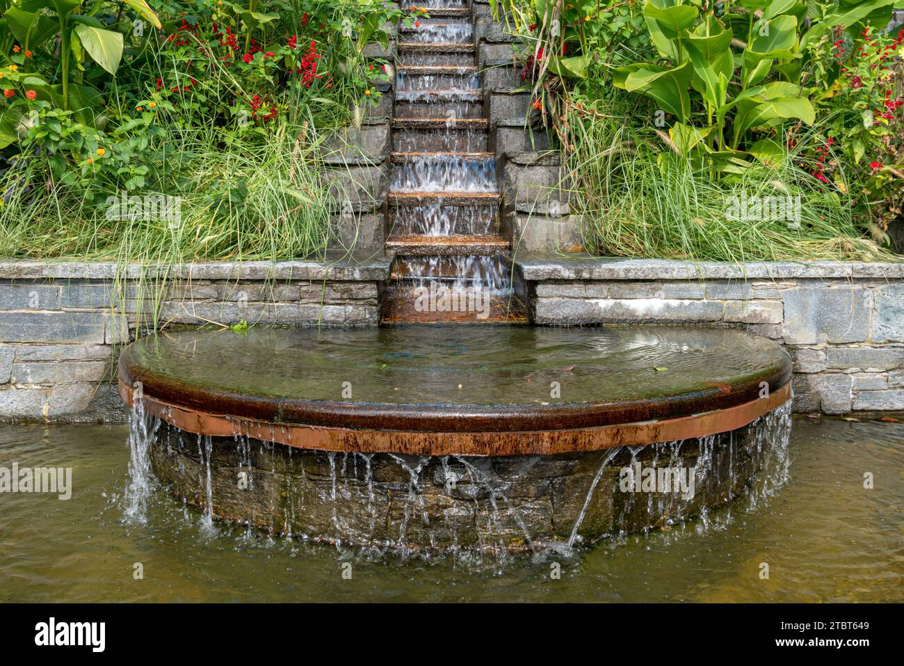 Scale d'acqua nel parco sull'isola di Mainau, Lago di Costanza, Baden-Württemberg, Germania, Europa Foto Stock