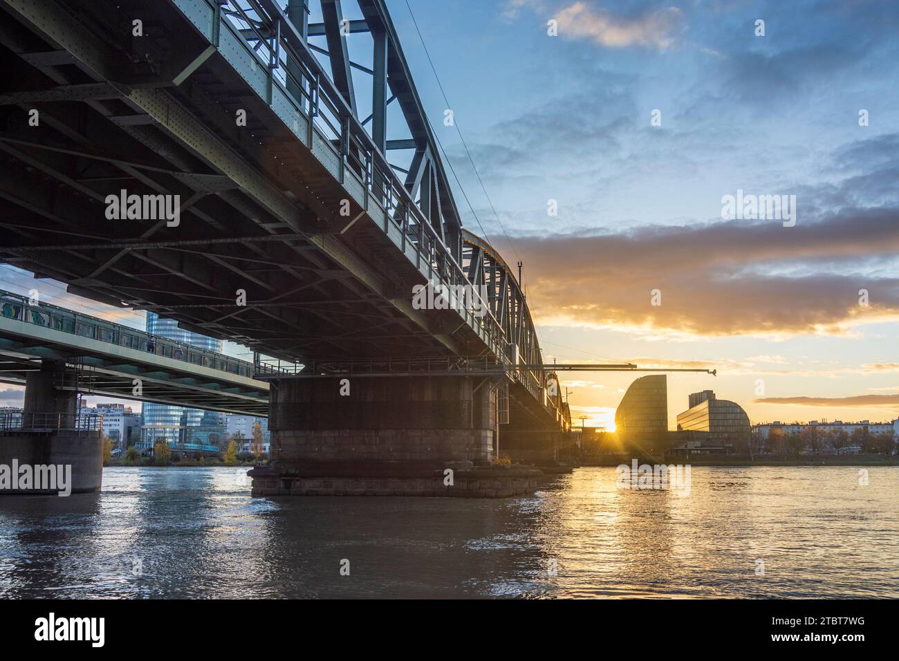 Vienna, tramonto sul Danubio, ponte Nordbahnbrücke, edificio Rivergate nel 20. Brigittenau, Austria Foto Stock