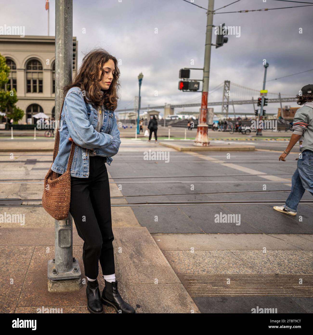 Ragazza adolescente inposta che aspetta a San Francisco Foto Stock