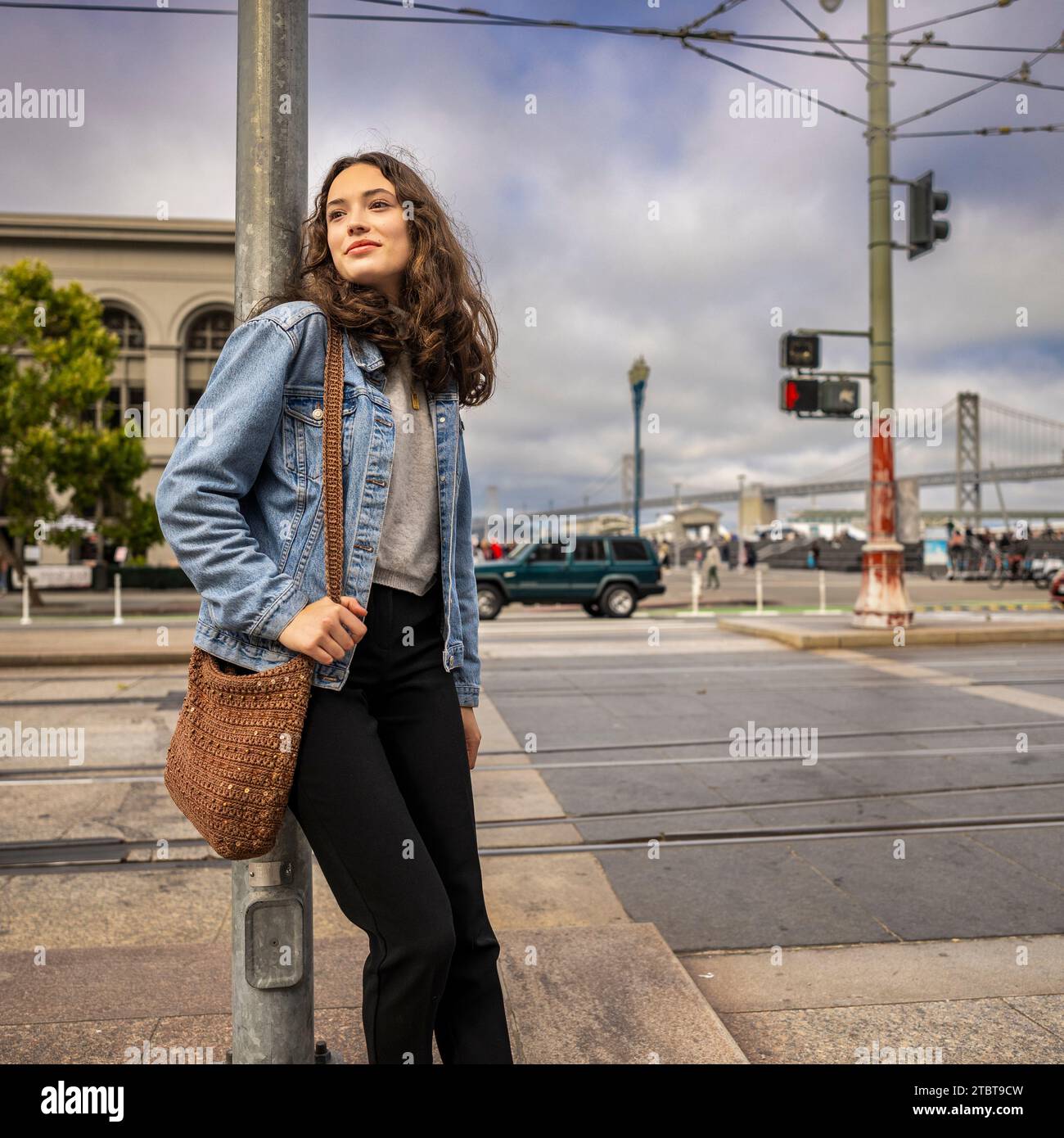Ragazza adolescente inposta che aspetta a San Francisco Foto Stock