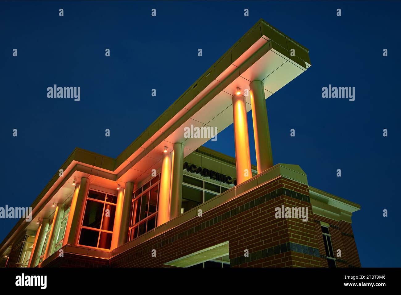 Twilight Glow sul Modern Academic Building di Fort Wayne, Indiana Foto Stock