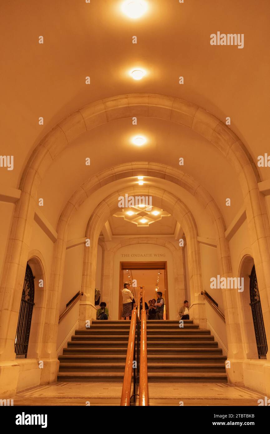 Inghilterra, Londra, National Portrait Gallery, Ondaatje Wing Entrance Staircase Foto Stock