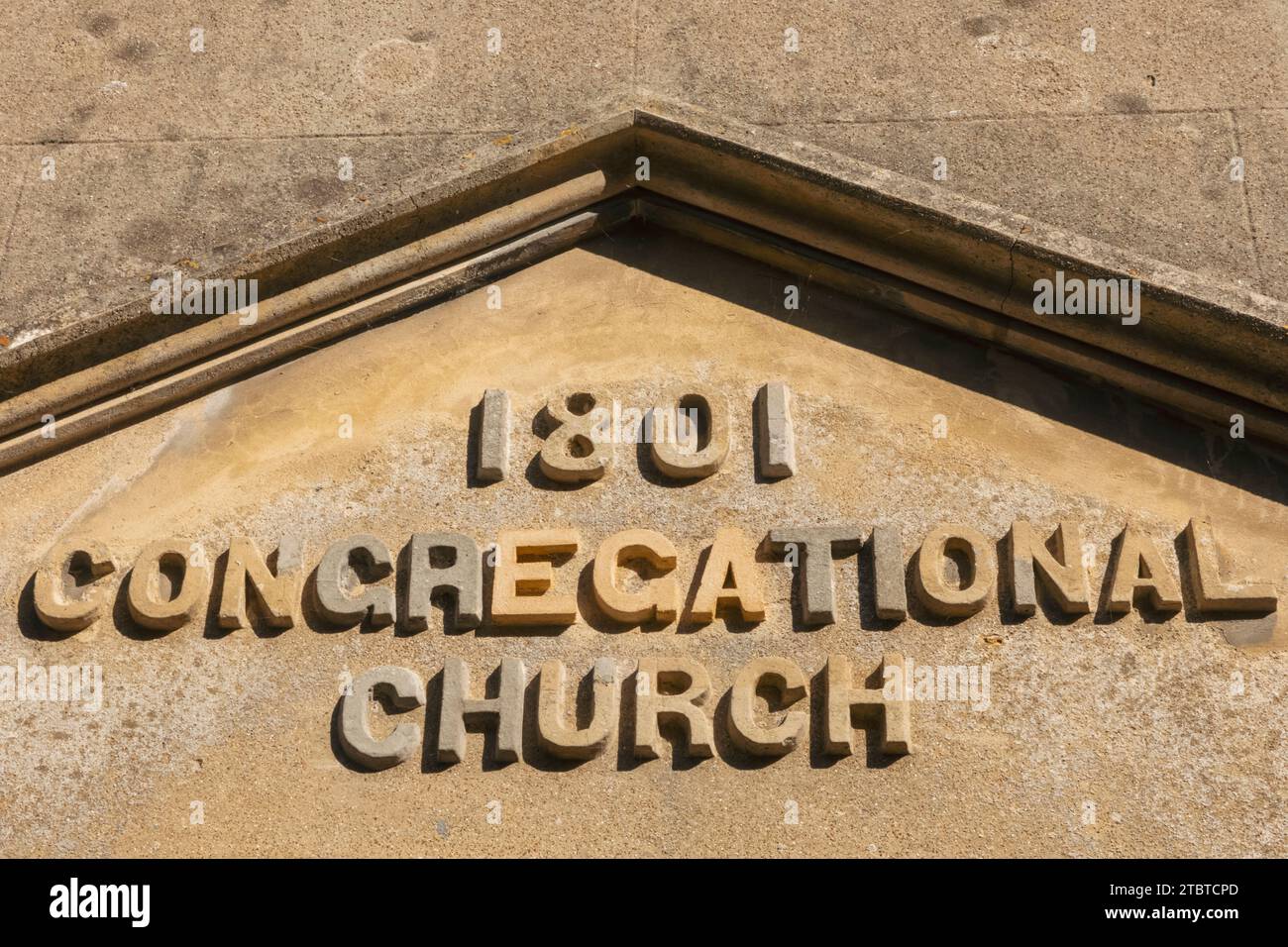 Inghilterra, East Sussex, Alfriston, Alfriston Village, Sign Over Door of the Historic Congregational Church Foto Stock