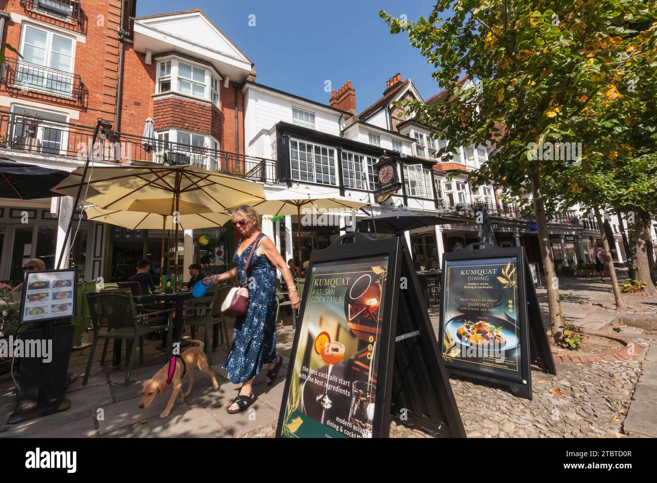 Inghilterra, Kent, Tunbridge Wells, The Pantiles, ristoranti e caffetterie Foto Stock