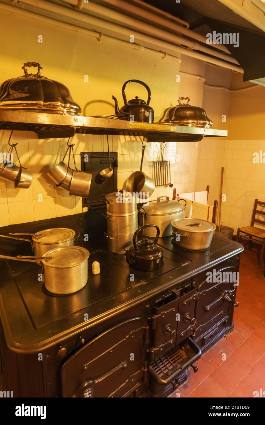 Inghilterra, Kent, Westerham, Chartwell, Winston Churchill's Home, cucina, esposizione di utensili da cucina Foto Stock