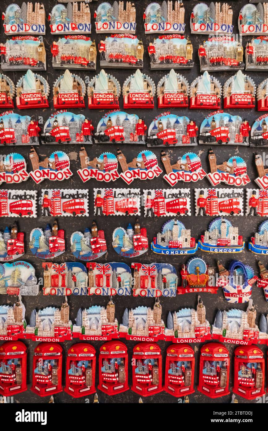 Inghilterra, Londra, Covent Garden, magneti souvenir che raffigurano i monumenti storici di Londra Foto Stock