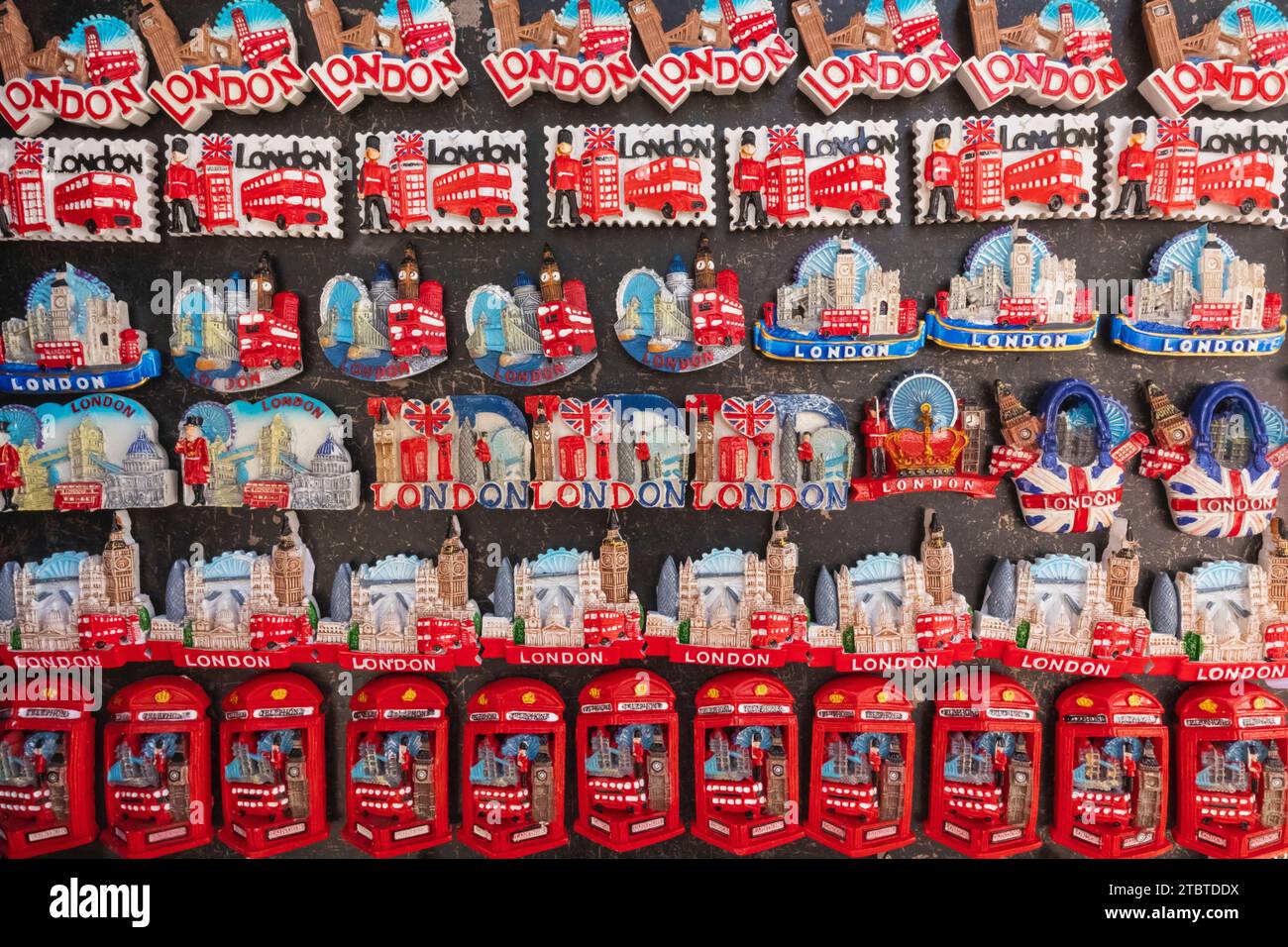 Inghilterra, Londra, Covent Garden, magneti souvenir che raffigurano i monumenti storici di Londra Foto Stock