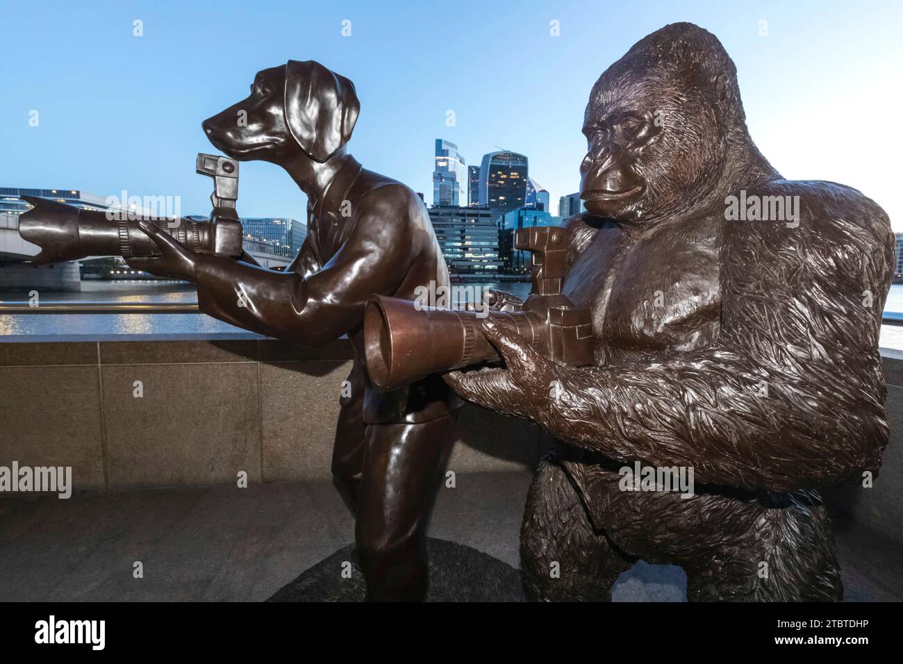 Inghilterra, Londra, Southwark, divertenti sculture Riverside di Gillie e Marc raffiguranti animali che scattano foto Foto Stock