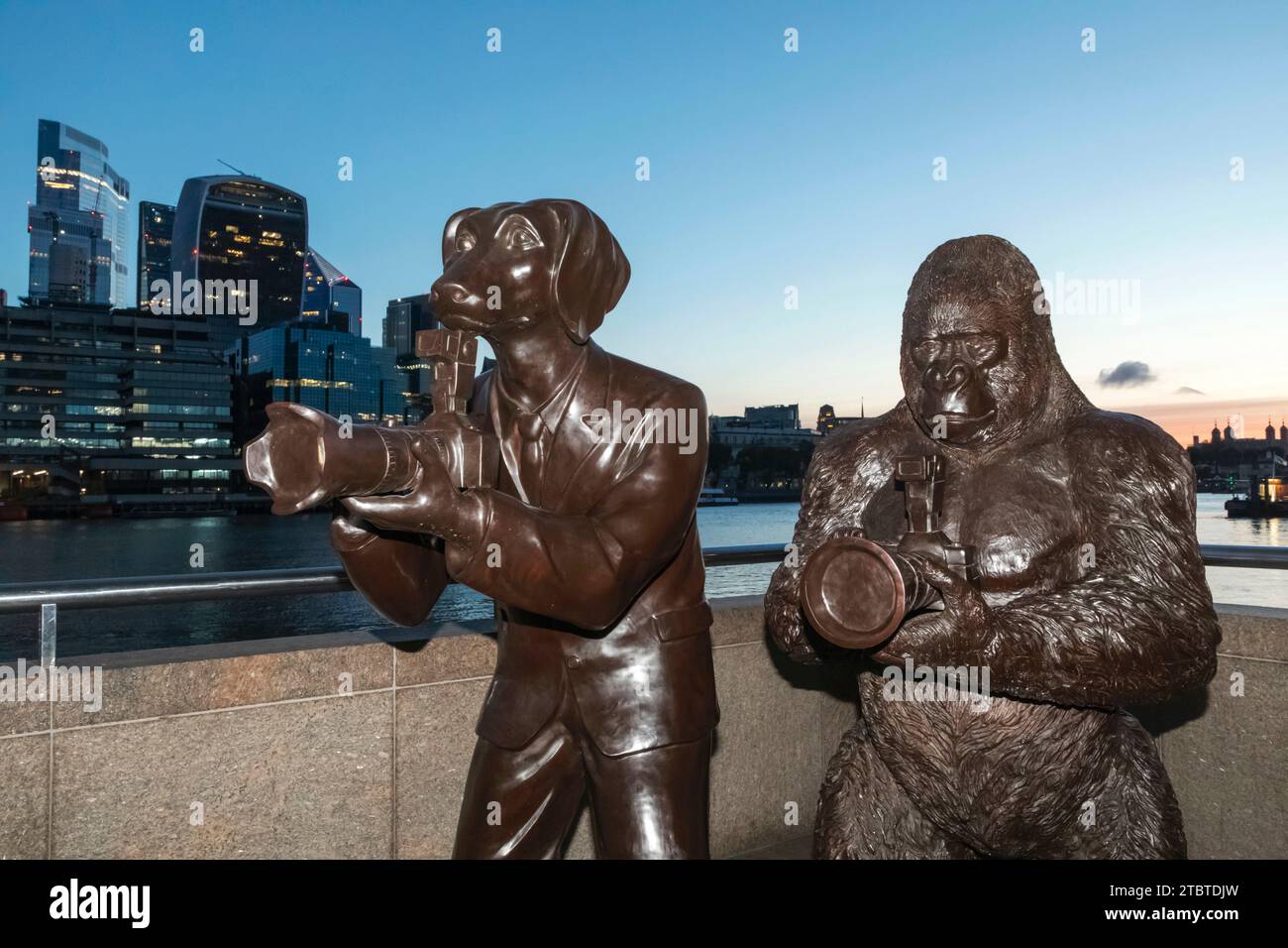Inghilterra, Londra, Southwark, divertenti sculture Riverside di Gillie e Marc raffiguranti animali che scattano foto Foto Stock