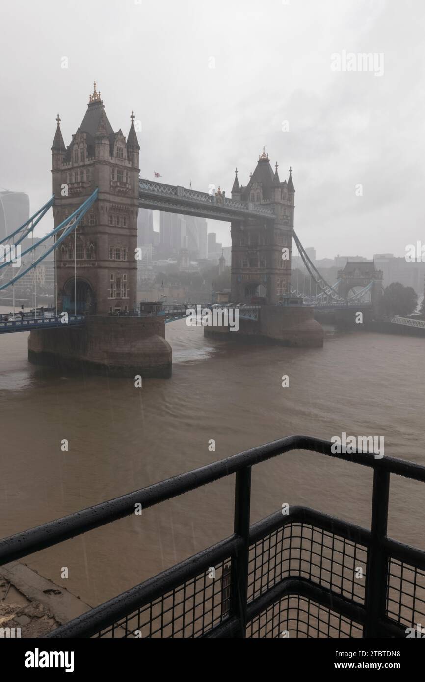 Inghilterra, Londra, Tower Bridge e skyline della città di Londra con il Tamigi in condizioni climatiche umide Foto Stock