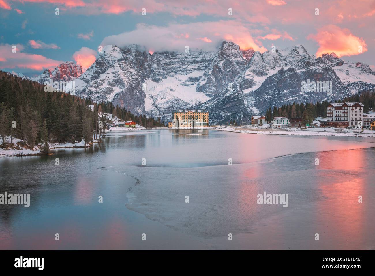 Italia, Veneto, provincia di Belluno, Auronzo di Cadore, vista iconica di Misurina con il lago e il monte Sorapis sullo sfondo, Dolomiti Foto Stock