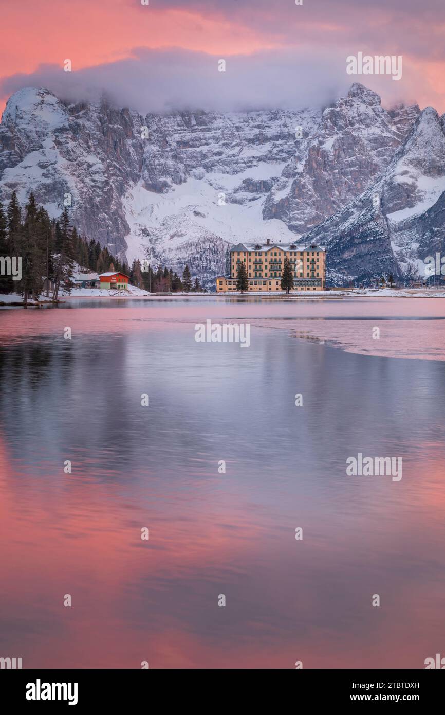 Italia, Veneto, provincia di Belluno, Auronzo di Cadore, vista iconica di Misurina con il lago e il monte Sorapis sullo sfondo, tramonto mozzafiato, Dol Foto Stock