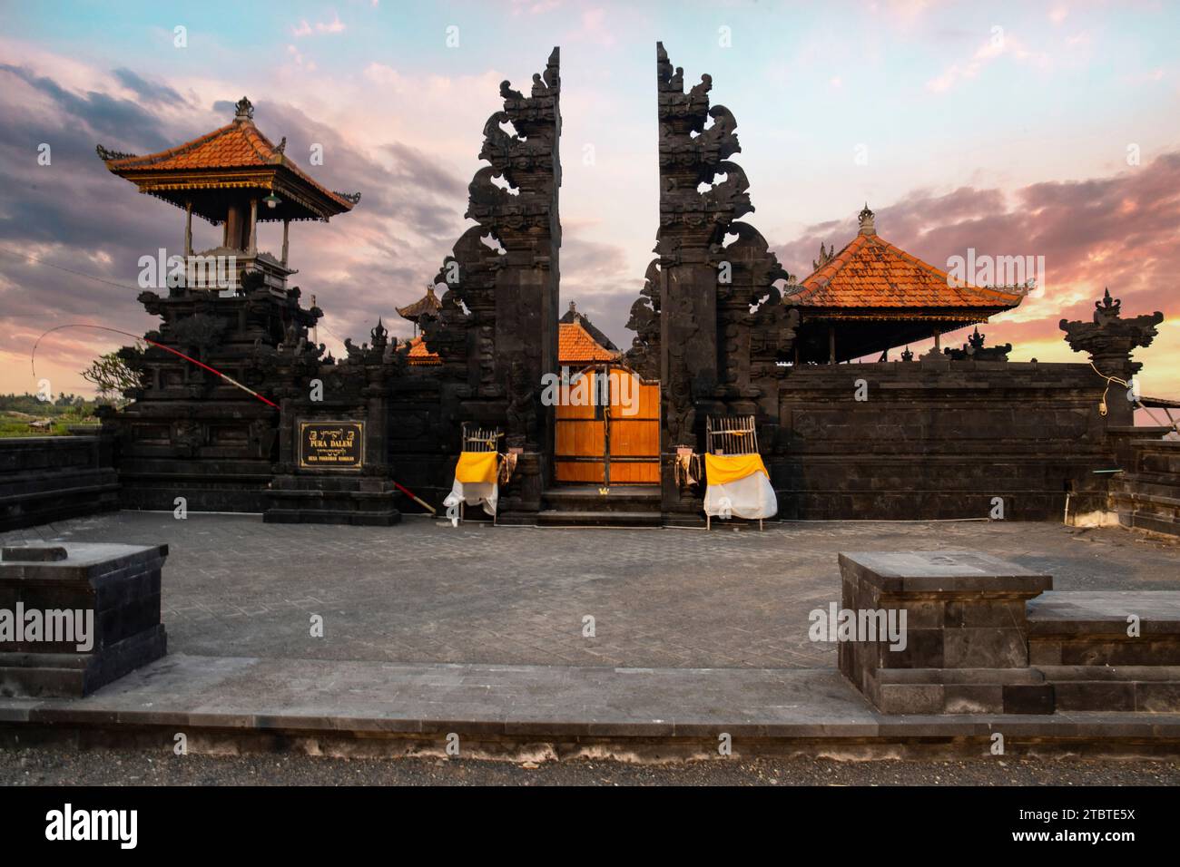 Tempio indù al mattino, splendida alba in un luogo religioso sull'isola di Bali, Indonesia Foto Stock