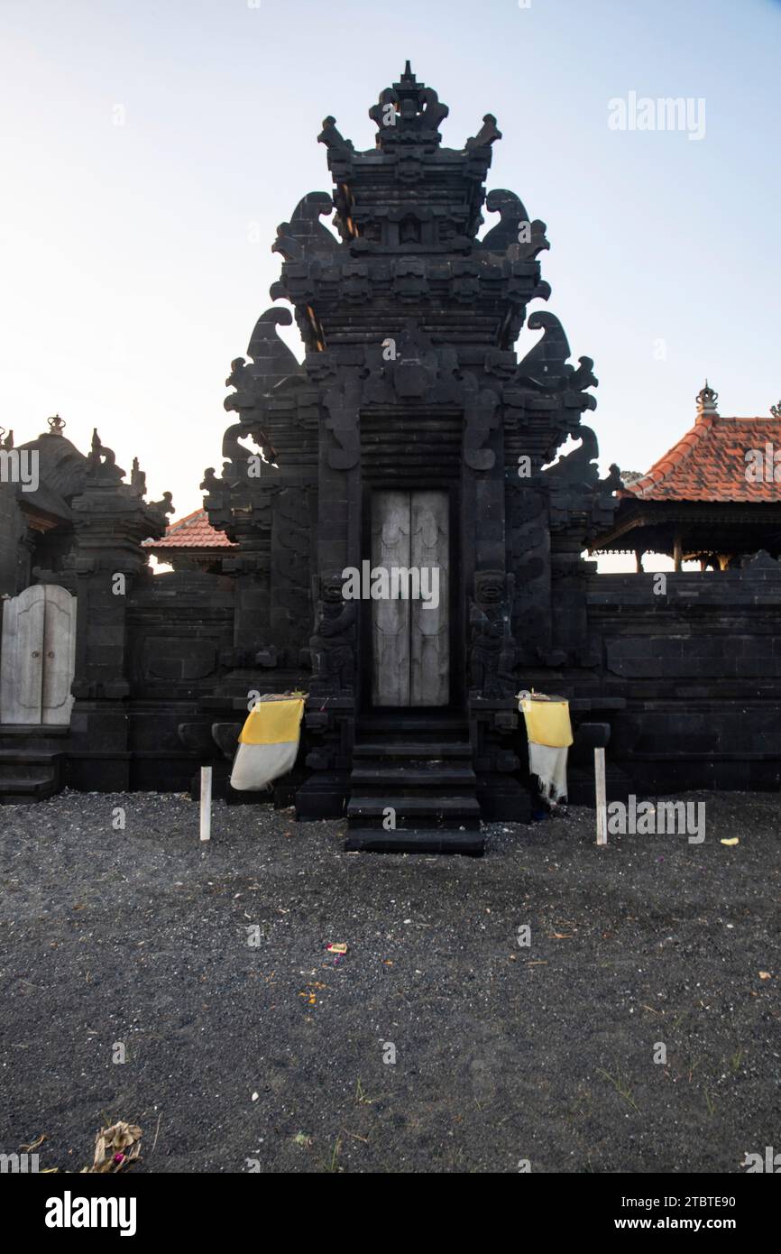Tempio indù al mattino, splendida alba in un luogo religioso sull'isola di Bali, Indonesia Foto Stock