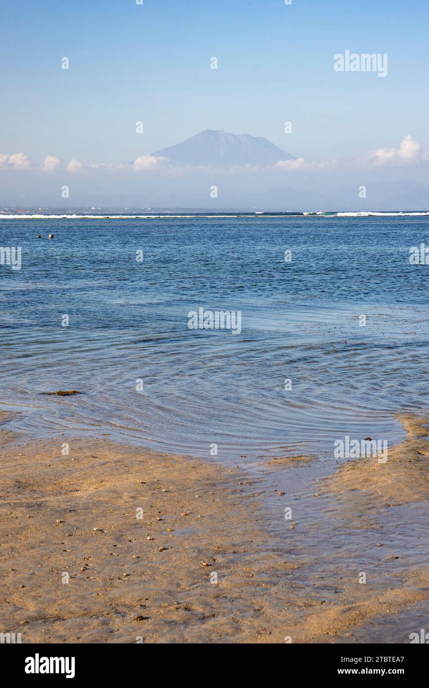 Paesaggio mattutino preso alla spiaggia di sabbia, vista sul mare fino al vulcano Monte Agung, panorama dell'alba sulla spiaggia di sabbia di Sanur, Bali, i Foto Stock