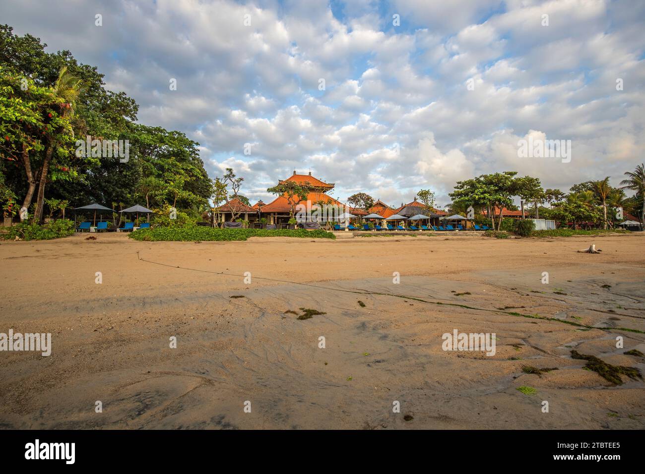 Alba sulla spiaggia di sabbia, paesaggio girato con vista del mare e della spiaggia, onde luminose e splendida atmosfera mattutina, Sanur, Bali, Indonesia Foto Stock