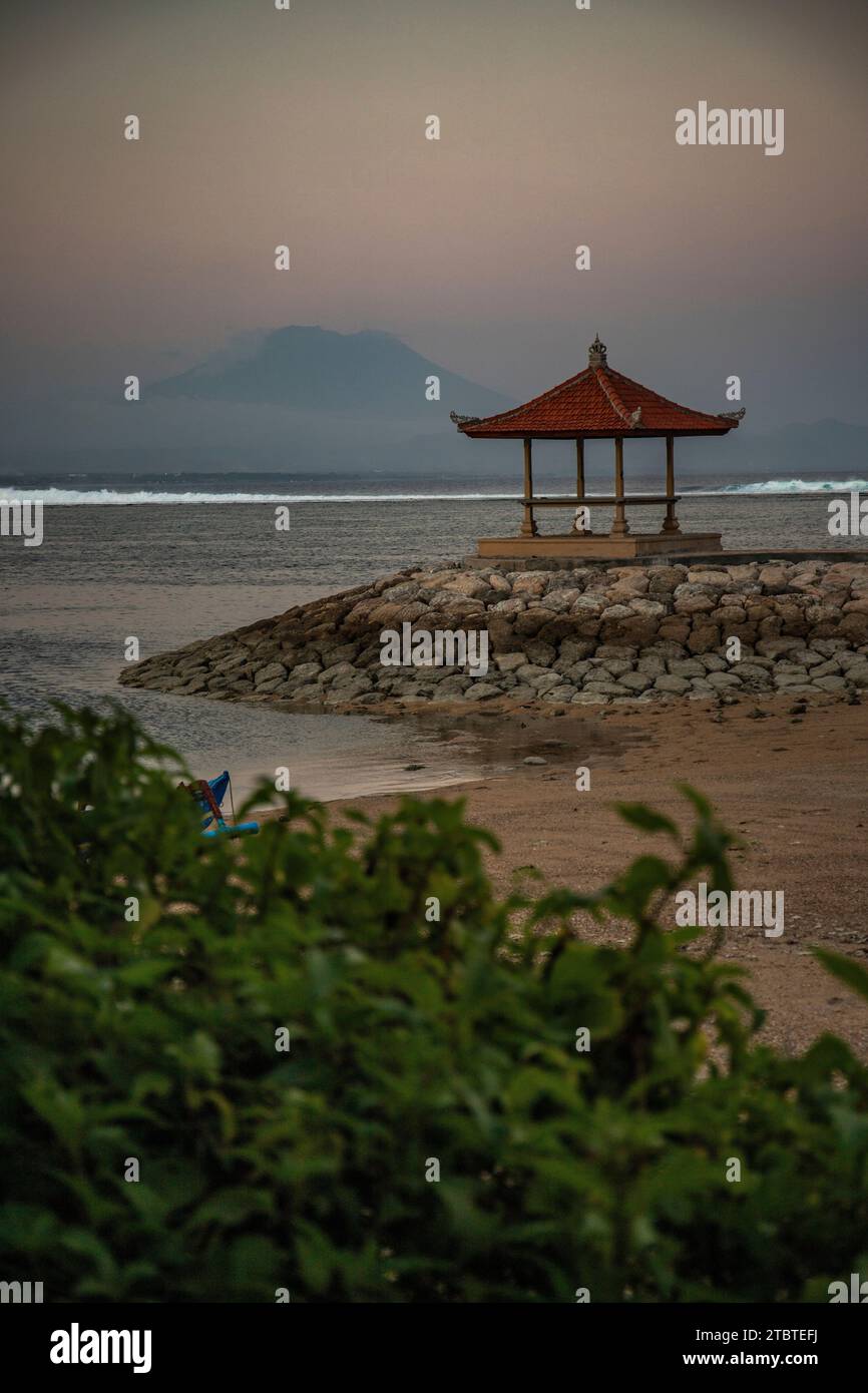 Paesaggio mattutino preso dalla spiaggia di sabbia, vista sul mare fino al vulcano Monte Agung, panorama dell'alba sulla spiaggia di sabbia di Sanur, Bali, Indonesia Foto Stock