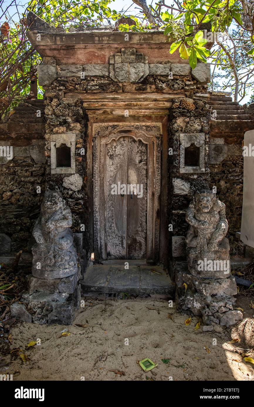 Parco con piante tropicali e statue tradizionali della fede indù e, per decorazione, vita isolana tropicale come turista a Bali, Indonesia Foto Stock