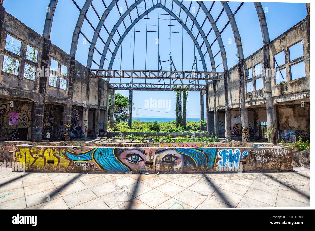 Graffiti sul terreno del Taman Festival Bali, Padang Galak, un luogo perduto a Bali, Indonesia, un ex parco acquatico e di divertimenti in fase di recupero Foto Stock