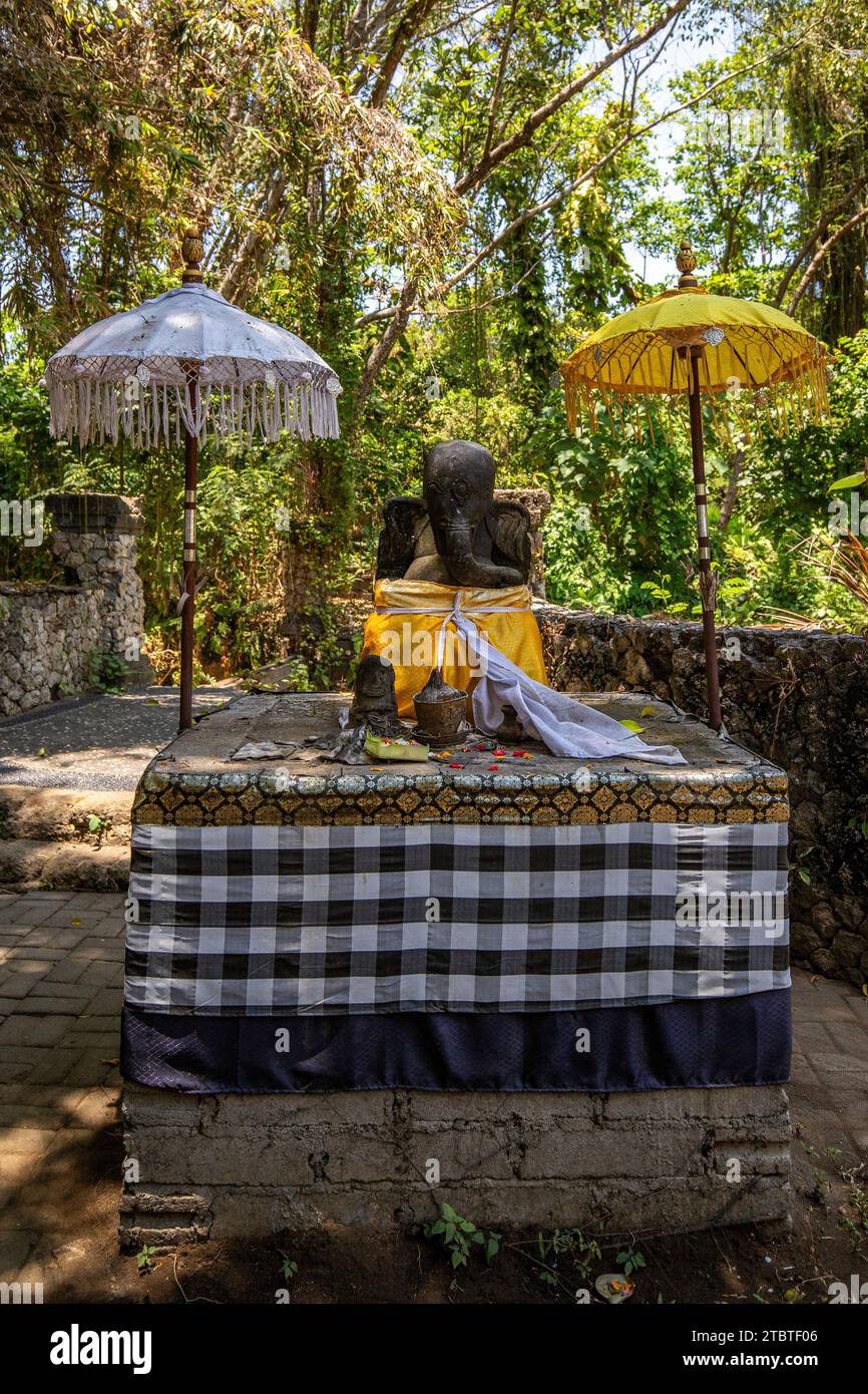 Un tempio abbandonato e sito a Bali, Indonesia, un ex parco acquatico e di divertimenti che viene bonificato dalla natura. Pura Melanting Jambe Pule Padang Foto Stock