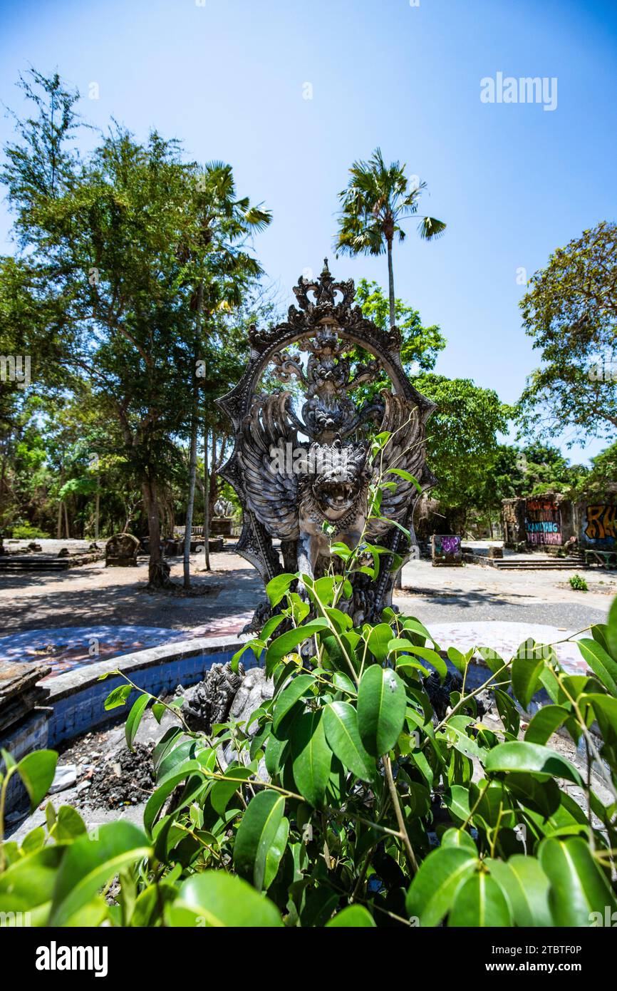 Taman Festival Bali, Padang Galak, un luogo perduto a Bali, Indonesia, un ex parco acquatico e di divertimenti che viene recuperato dalla natura Foto Stock