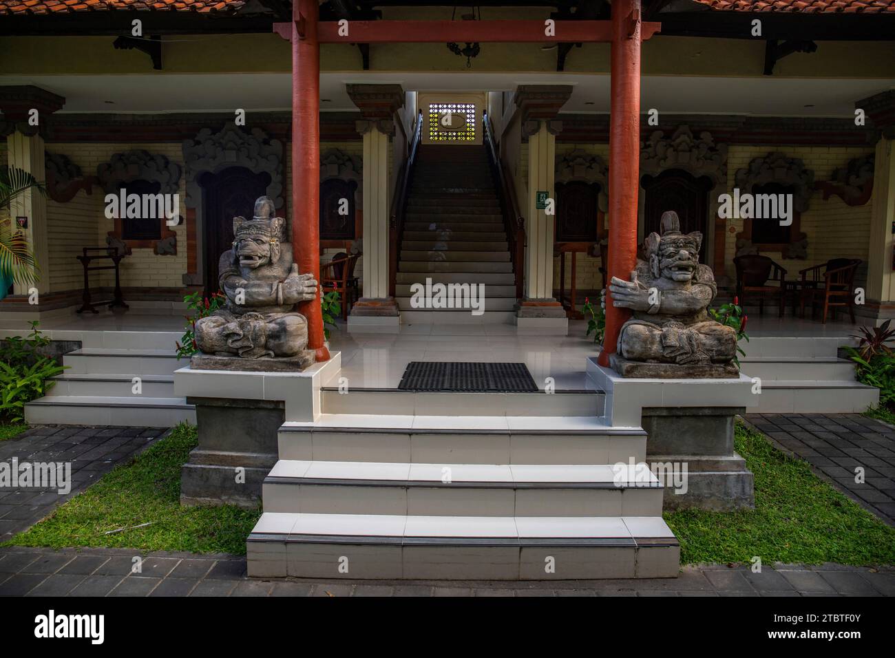 Parco con piante tropicali e statue tradizionali della fede indù e, per decorazione, vita isolana tropicale come turista a Bali, Indonesia Foto Stock