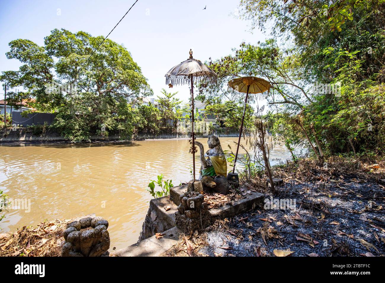 Un tempio abbandonato e sito a Bali, Indonesia, un ex parco acquatico e di divertimenti che viene bonificato dalla natura. Pura Melanting Jambe Pule Padang Foto Stock